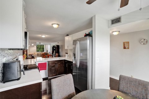 Condo in Sunrise, Florida, 2 bedrooms  № 1741515 - photo 24