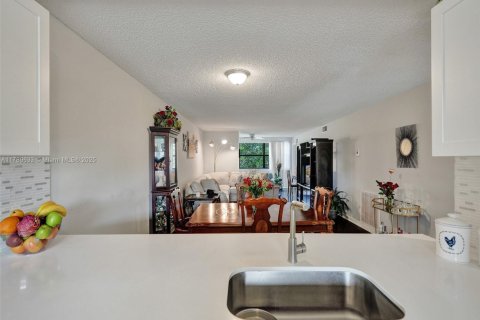 Condo in Sunrise, Florida, 2 bedrooms  № 1741515 - photo 2