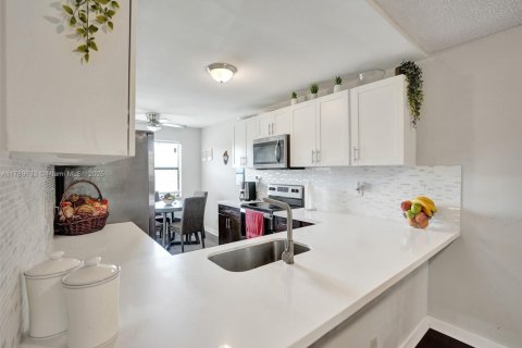 Condo in Sunrise, Florida, 2 bedrooms  № 1741515 - photo 3