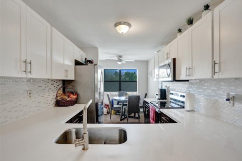 Condo in Sunrise, Florida, 2 bedrooms  № 1741515 - photo 18