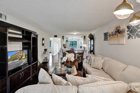 Condo in Sunrise, Florida, 2 bedrooms  № 1741515 - photo 12
