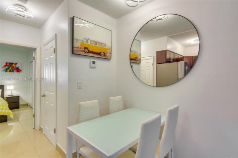 Immobilier commercial à vendre à Hallandale Beach, Floride: 199.83 m2 № 2019628 - photo 13