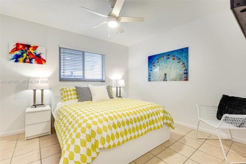 Immobilier commercial à vendre à Hallandale Beach, Floride: 199.83 m2 № 2019628 - photo 18