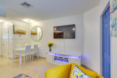 Immobilier commercial à vendre à Hallandale Beach, Floride: 199.83 m2 № 2019628 - photo 25