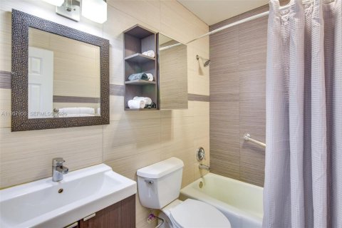 Immobilier commercial à vendre à Hallandale Beach, Floride: 199.83 m2 № 2019628 - photo 17