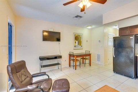 Immobilier commercial à vendre à Hallandale Beach, Floride: 199.83 m2 № 2019628 - photo 24