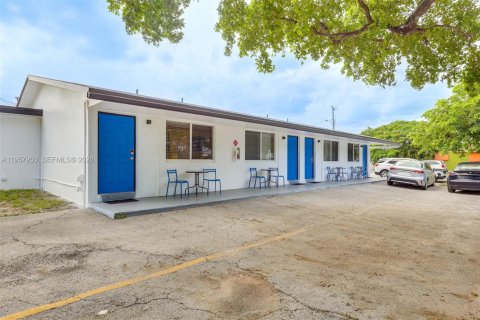 Immobilier commercial à vendre à Hallandale Beach, Floride: 199.83 m2 № 2019628 - photo 2