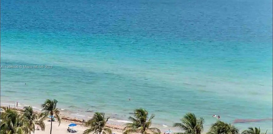 Condominio en Hollywood, Florida, 2 dormitorios  № 2039892
