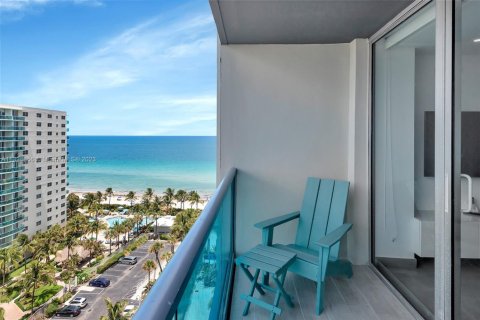 Condominio en alquiler en Hollywood, Florida, 2 dormitorios, 84.08 m2 № 2039892 - foto 4