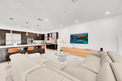 House in Plantation, Florida 5 bedrooms, 406.91 sq.m. № 1887827 - photo 17