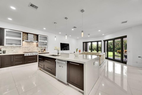 House in Plantation, Florida 5 bedrooms, 406.91 sq.m. № 1887827 - photo 11