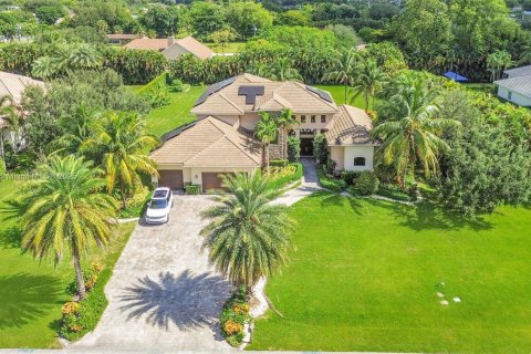 House in Plantation, Florida 5 bedrooms, 406.91 sq.m. № 1887827 - photo 4