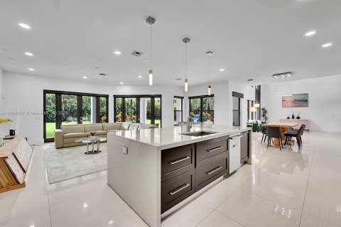 House in Plantation, Florida 5 bedrooms, 406.91 sq.m. № 1887827 - photo 8