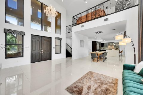 House in Plantation, Florida 5 bedrooms, 406.91 sq.m. № 1887827 - photo 3