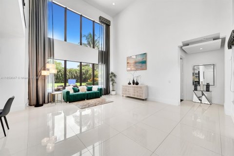 House in Plantation, Florida 5 bedrooms, 406.91 sq.m. № 1887827 - photo 2