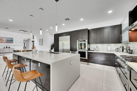 House in Plantation, Florida 5 bedrooms, 406.91 sq.m. № 1887827 - photo 9