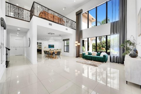House in Plantation, Florida 5 bedrooms, 406.91 sq.m. № 1887827 - photo 1