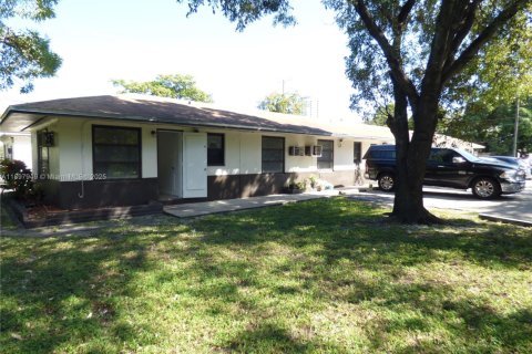 Снять в аренду квартиру в Холливуд, Флорида 1 спальня, 399.85м2, № 1949684 - фото 1