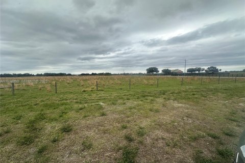 Immobilier commercial à vendre à Okeechobee, Floride № 1987843 - photo 1
