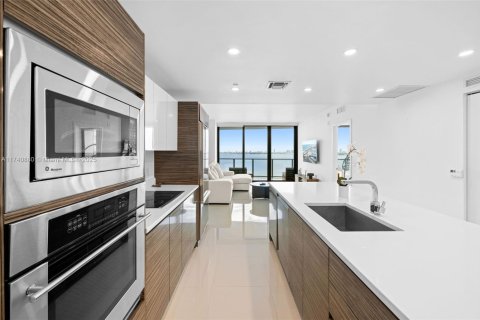 Condo in Miami, Florida, 2 bedrooms  № 1864576 - photo 10