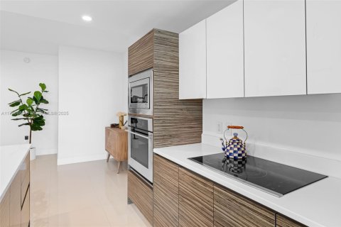 Condo in Miami, Florida, 2 bedrooms  № 1864576 - photo 11