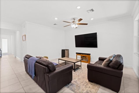 House in Palm Bay, Florida 3 bedrooms, 148.46 sq.m. № 2187936 - photo 17
