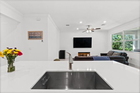 House in Palm Bay, Florida 3 bedrooms, 148.46 sq.m. № 2187936 - photo 14