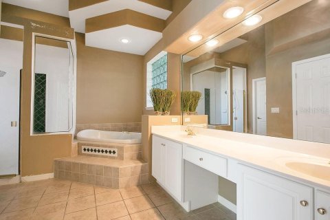 House in Orlando, Florida 5 bedrooms, 257.8 sq.m. № 1911213 - photo 15