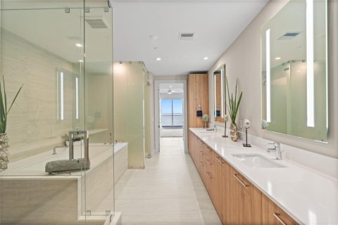 Condo in Fort Lauderdale, Florida, 2 bedrooms № 2402466 - photo 10