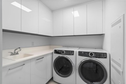 Condo in Fort Lauderdale, Florida, 2 bedrooms № 2402466 - photo 23