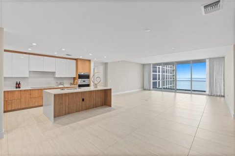 Condo in Fort Lauderdale, Florida, 2 bedrooms № 2402466 - photo 5