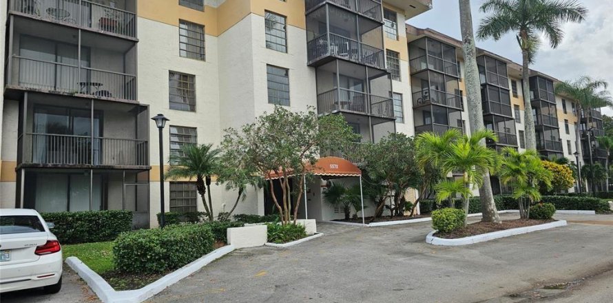 Condo in Lauderhill, Florida, 2 bedrooms  № 2083703