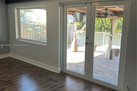 House in Hollywood, Florida 2 bedrooms, 111.48 sq.m. № 2052021 - photo 20