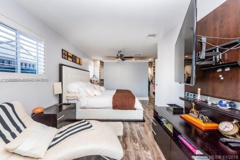 House in Hollywood, Florida 2 bedrooms, 111.48 sq.m. № 2052021 - photo 27