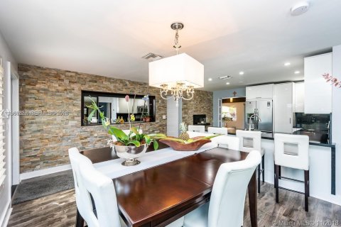 House in Hollywood, Florida 2 bedrooms, 111.48 sq.m. № 2052021 - photo 23