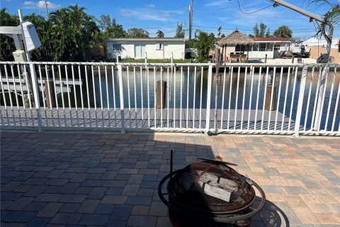 House in Hollywood, Florida 2 bedrooms, 111.48 sq.m. № 2052021 - photo 3