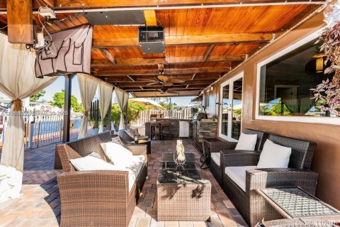 House in Hollywood, Florida 2 bedrooms, 111.48 sq.m. № 2052021 - photo 30