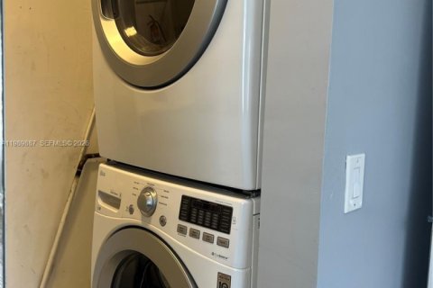 House in Hollywood, Florida 2 bedrooms, 111.48 sq.m. № 2052021 - photo 19