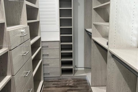 House in Hollywood, Florida 2 bedrooms, 111.48 sq.m. № 2052021 - photo 17