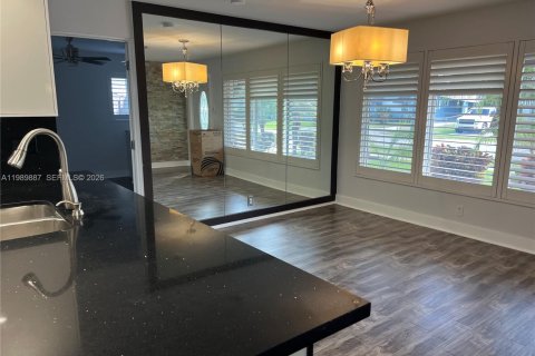 House in Hollywood, Florida 2 bedrooms, 111.48 sq.m. № 2052021 - photo 11