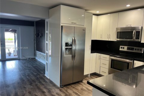 House in Hollywood, Florida 2 bedrooms, 111.48 sq.m. № 2052021 - photo 7