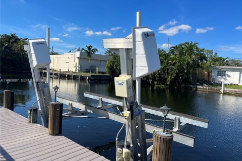 House in Hollywood, Florida 2 bedrooms, 111.48 sq.m. № 2052021