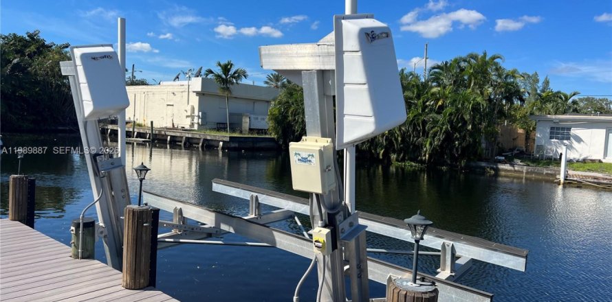 House in Hollywood, Florida 2 bedrooms, 111.48 sq.m. № 2052021