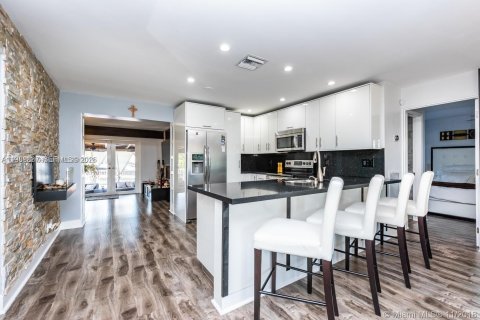 House in Hollywood, Florida 2 bedrooms, 111.48 sq.m. № 2052021 - photo 24