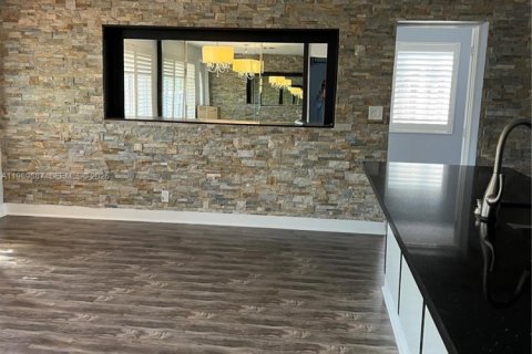 House in Hollywood, Florida 2 bedrooms, 111.48 sq.m. № 2052021 - photo 13