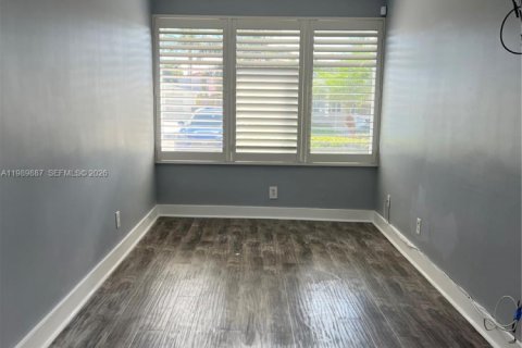 House in Hollywood, Florida 2 bedrooms, 111.48 sq.m. № 2052021 - photo 18