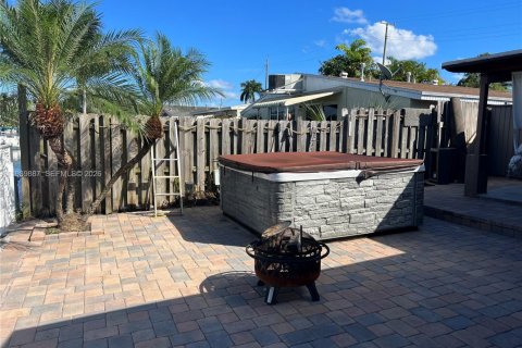 House in Hollywood, Florida 2 bedrooms, 111.48 sq.m. № 2052021 - photo 4