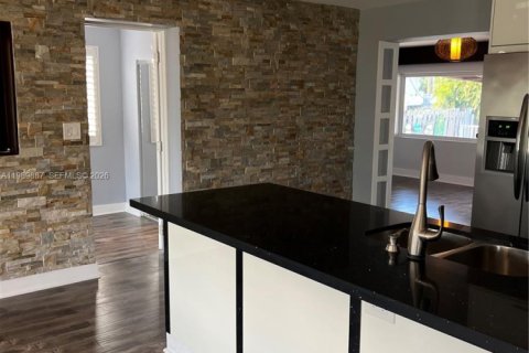 House in Hollywood, Florida 2 bedrooms, 111.48 sq.m. № 2052021 - photo 9