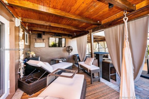 House in Hollywood, Florida 2 bedrooms, 111.48 sq.m. № 2052021 - photo 29