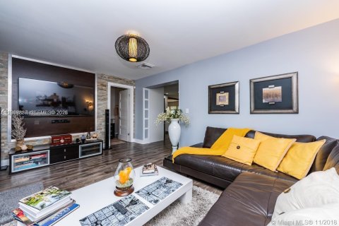 House in Hollywood, Florida 2 bedrooms, 111.48 sq.m. № 2052021 - photo 26